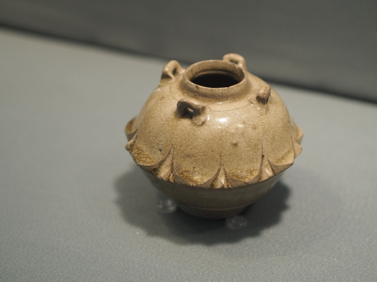 东魏北齐越窑青釉莲瓣罐浙江省博物馆藏