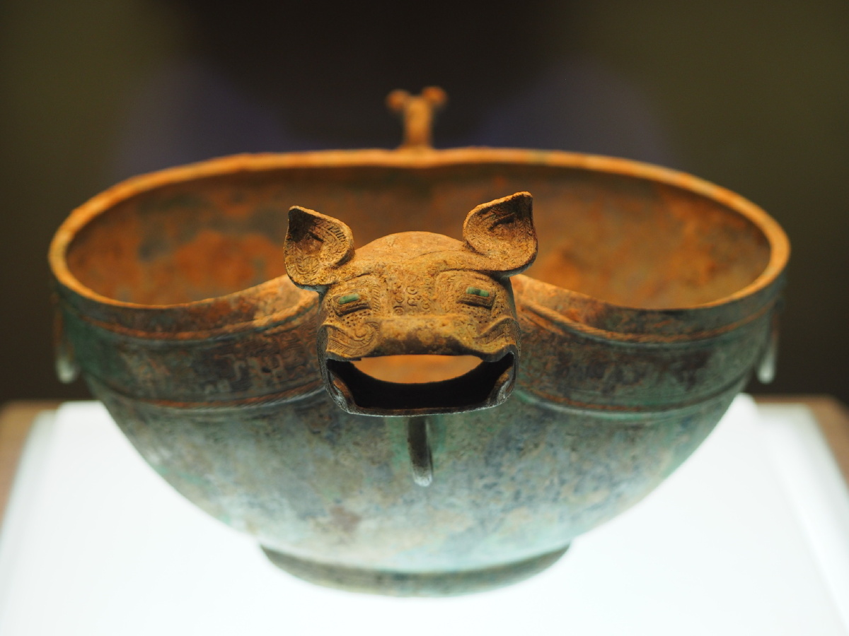 战国中山国蟠虺纹兽首流嵌松石铜匜河北博物院藏