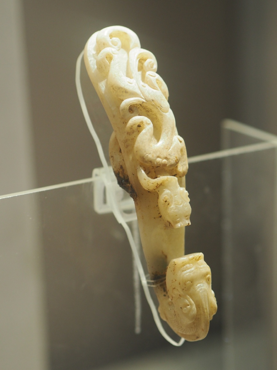 明青白玉螭首带钩湖北省博物馆藏