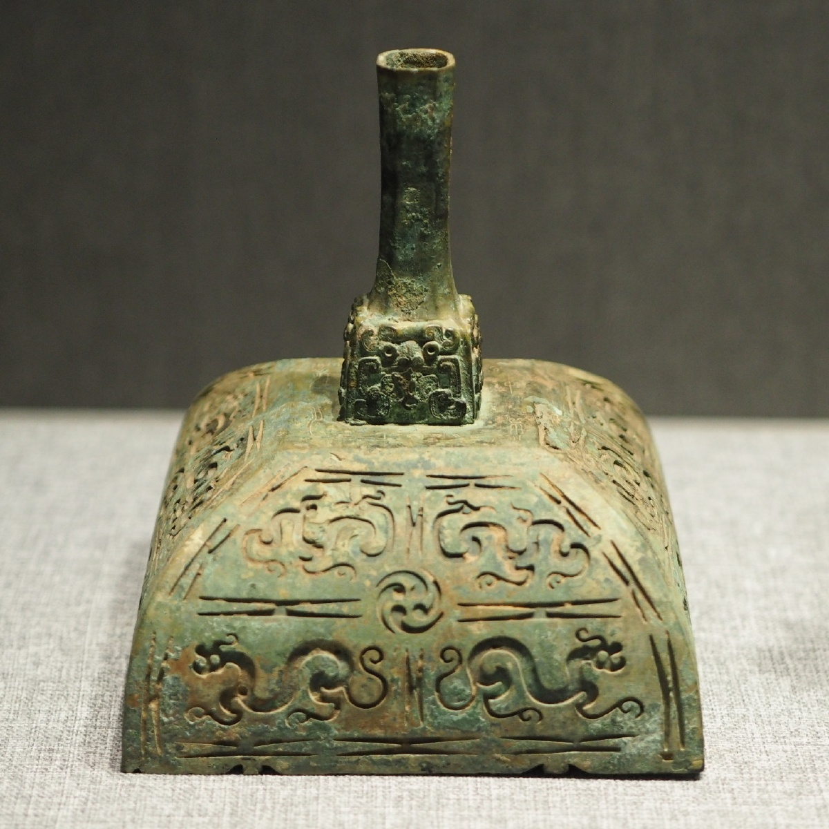 春秋龙纹铜器座河南博物院藏