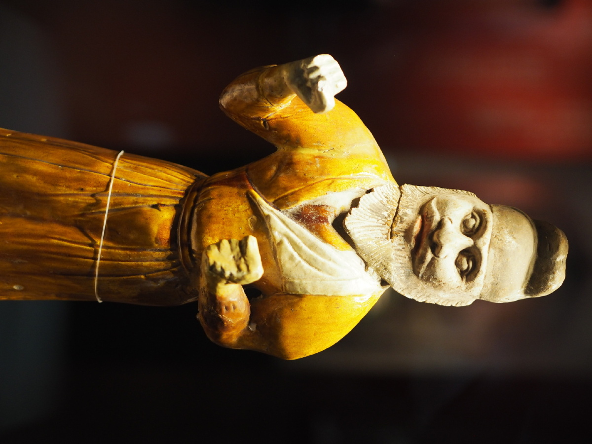 [唐] 黄釉牵引男胡俑 洛阳博物馆藏