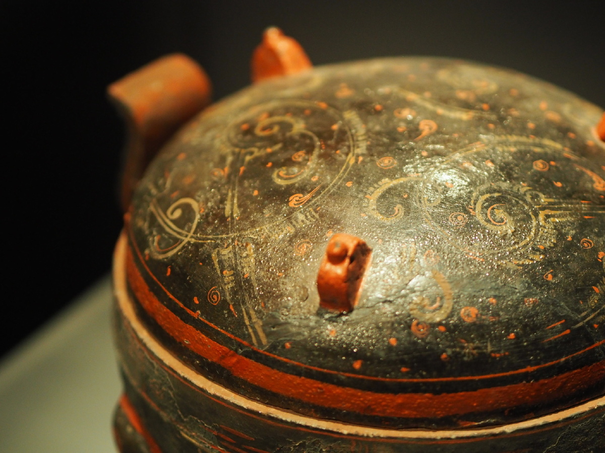 西汉髹漆陶鼎成都博物馆藏