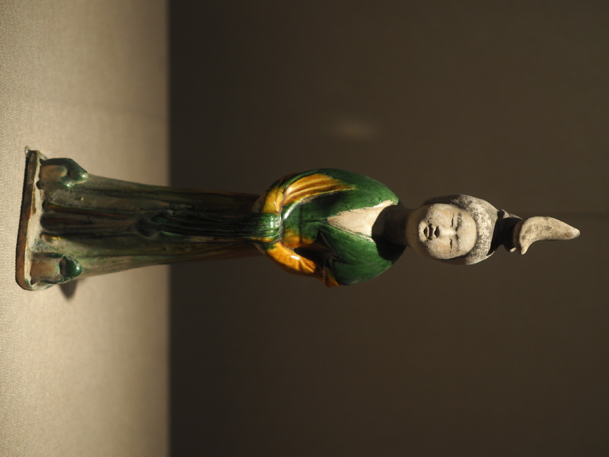 唐三彩单刀髻女俑洛阳博物馆藏