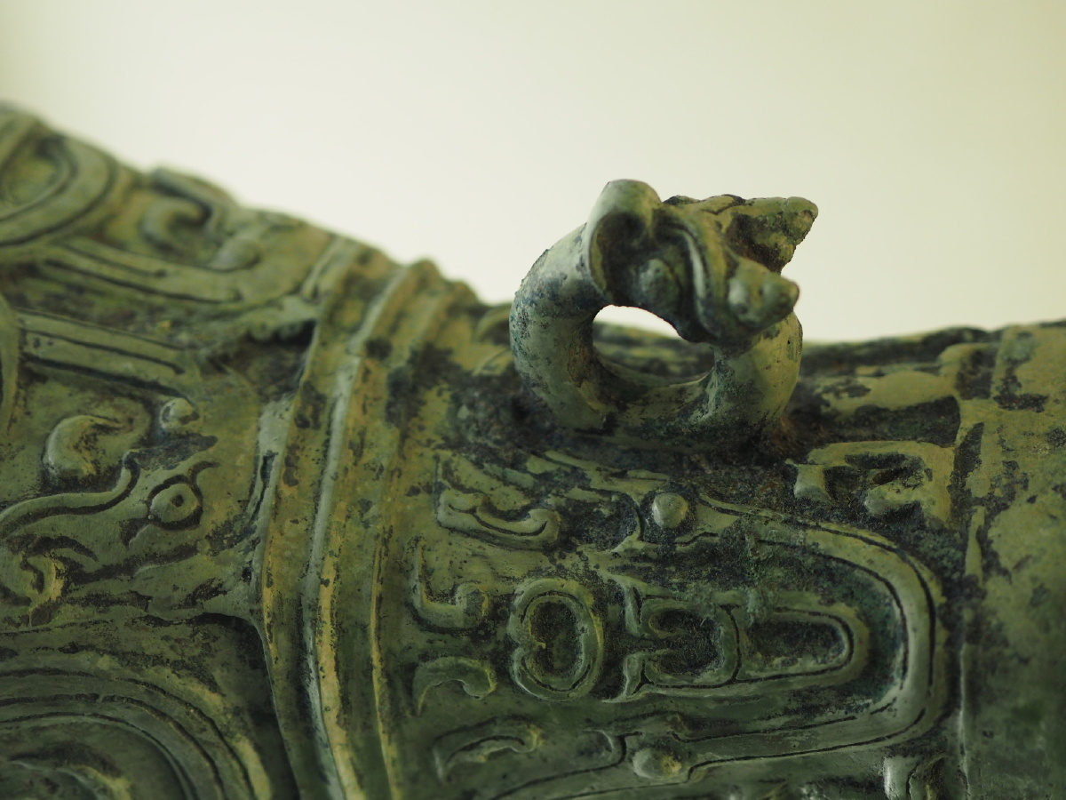 春秋龙纹方壶上海博物馆藏