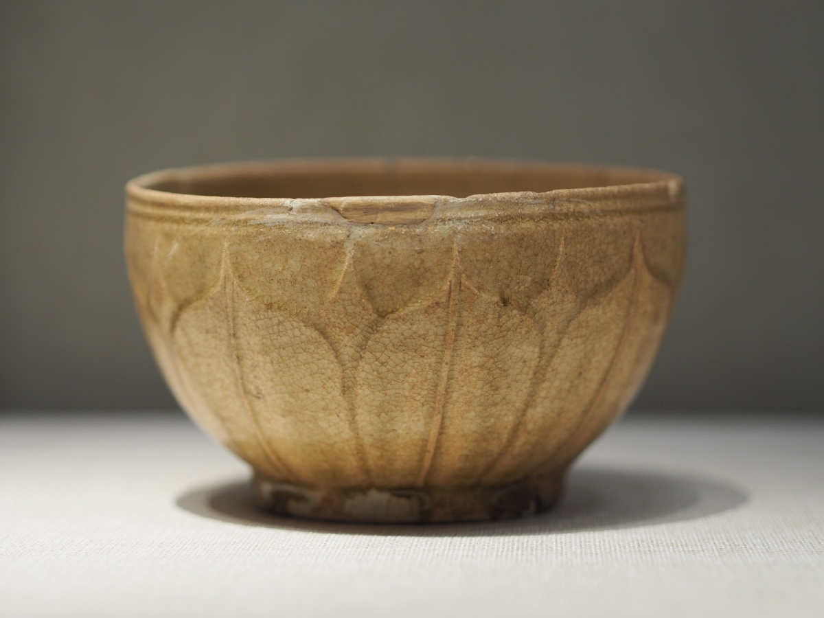 南朝瓯窑青釉莲瓣纹瓷碗镇江博物馆藏