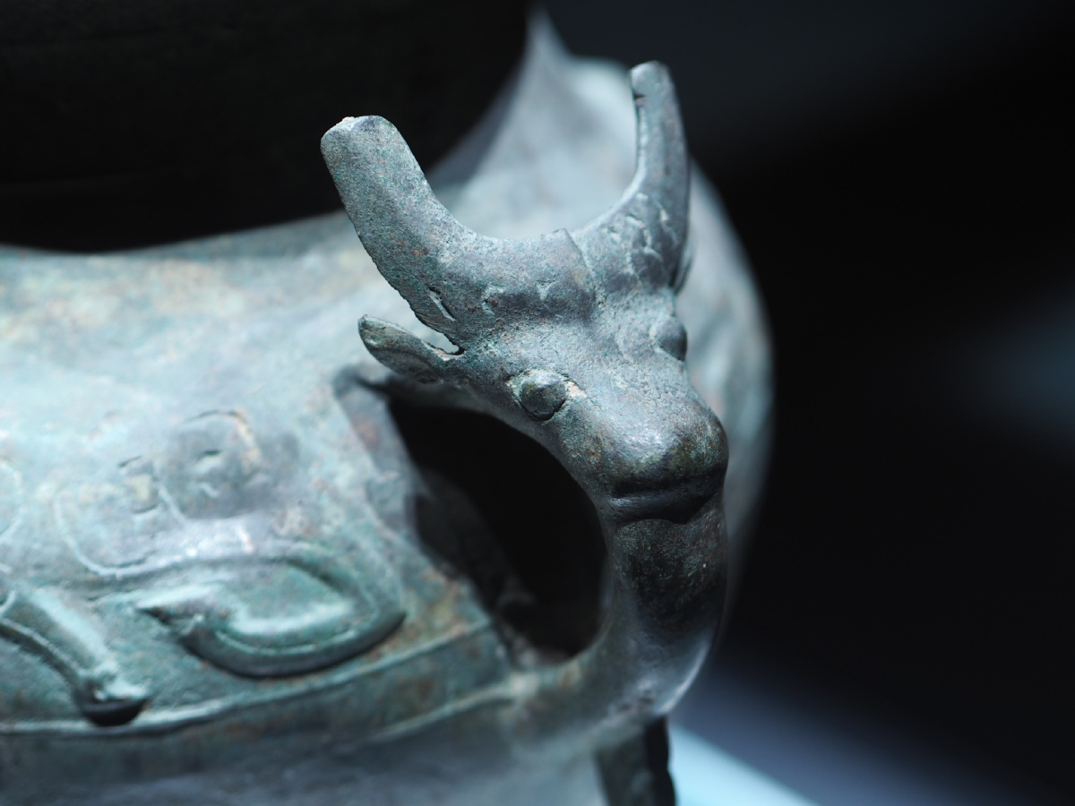 西周牛纹罍辽宁省博物馆藏