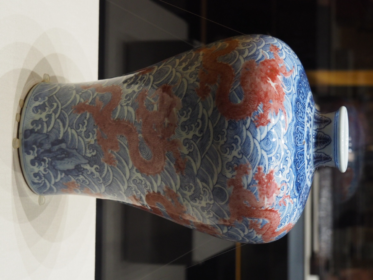 清乾隆青花釉里红九龙闹海纹梅瓶故宫博物院藏