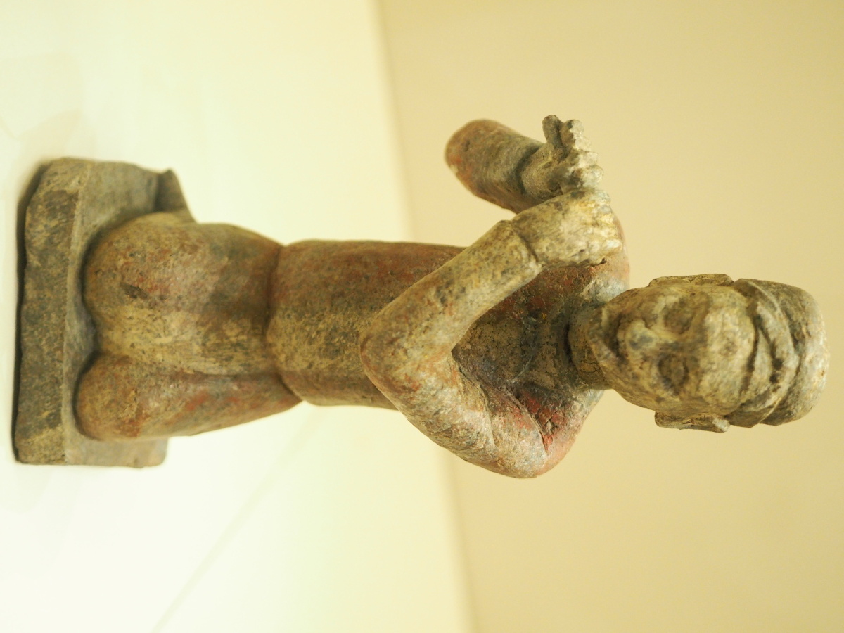 唐彩绘乐伎俑横笛天水市博物馆藏