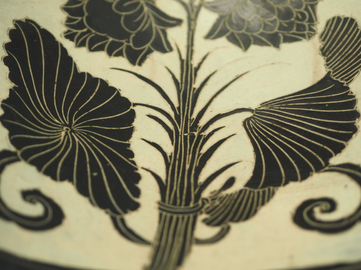 [北宋] 磁州窑白地黑花把莲纹枕 上海博物馆藏