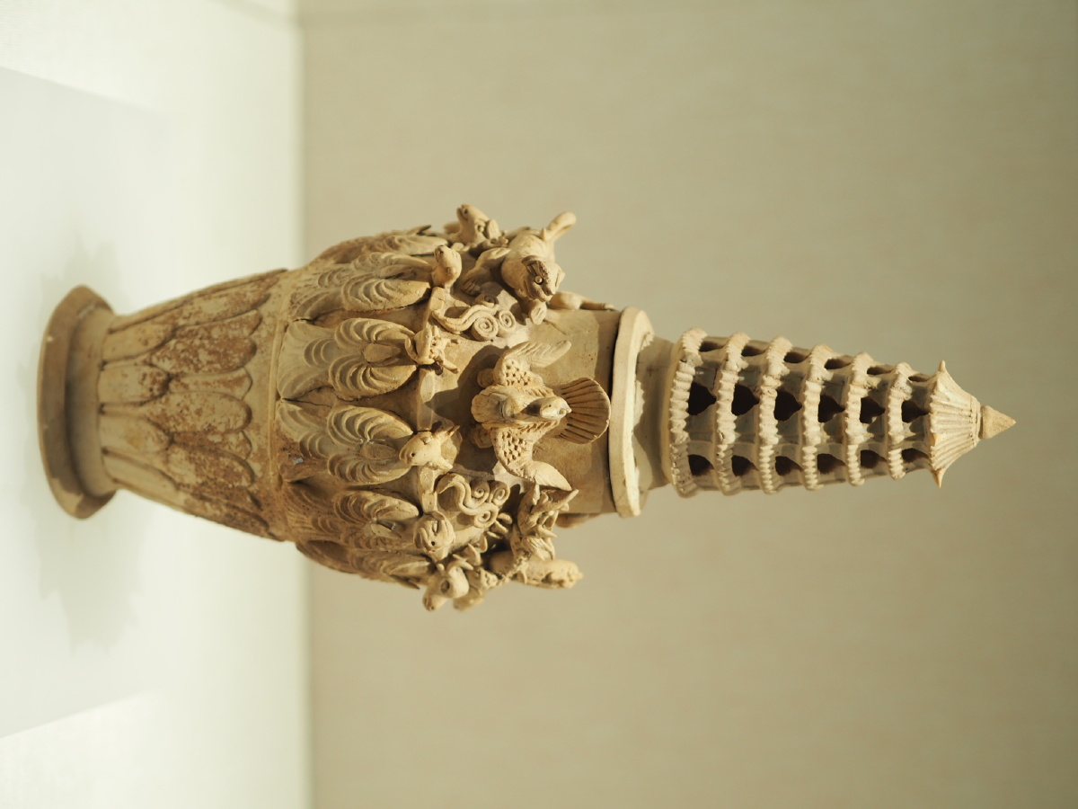 北宋景德镇窑青白釉素胎堆塑十二生肖塔式瓶深圳博物馆藏