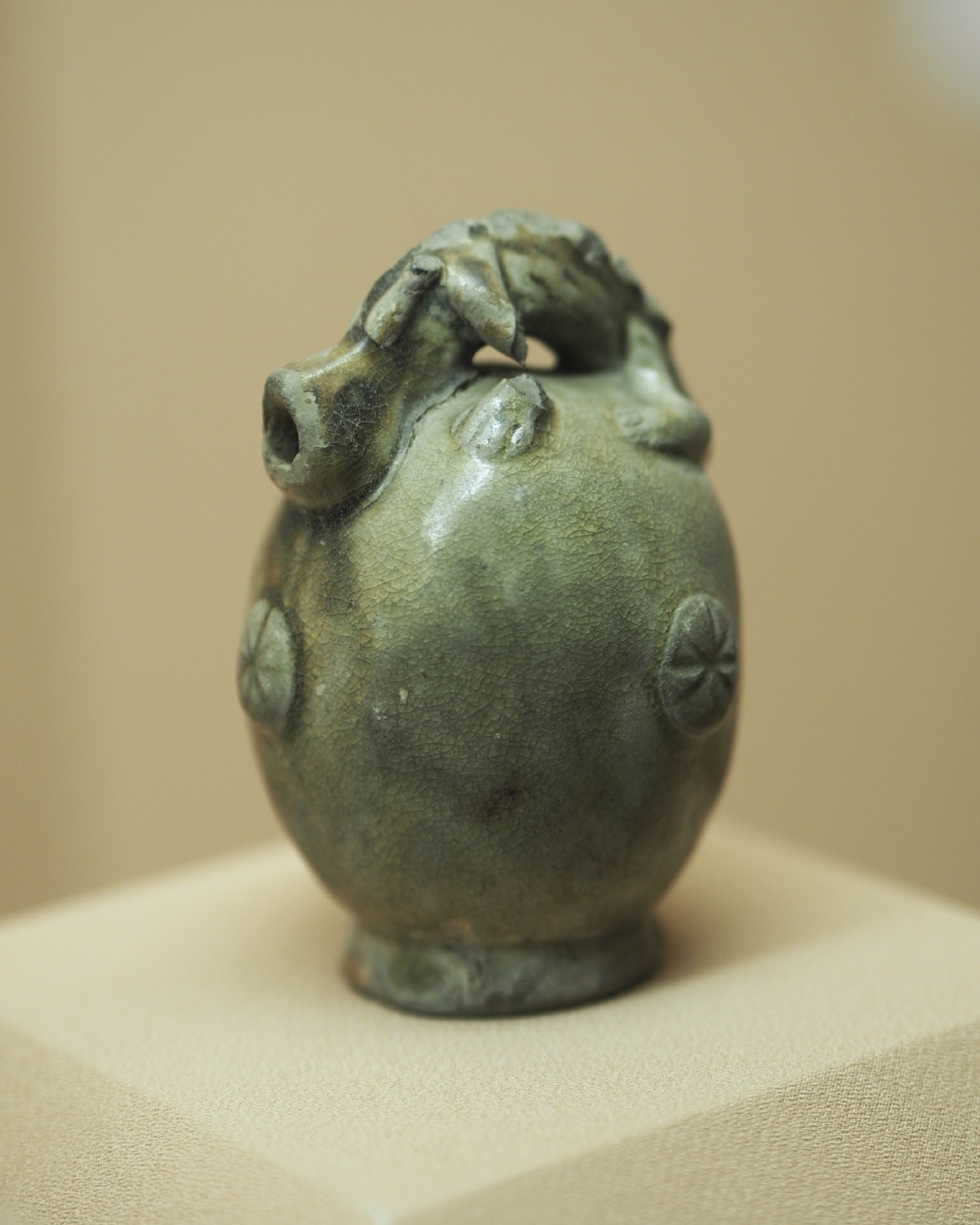 唐长沙窑青釉褐彩伏螭水注扬州博物馆藏