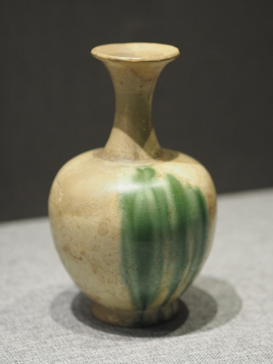 [北齐] 白釉绿彩长颈瓶 河南博物院藏