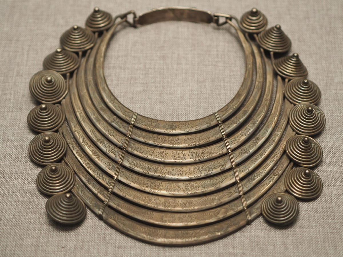 清瑶族八排龙鱼纹錾花银项圈桂林博物馆藏