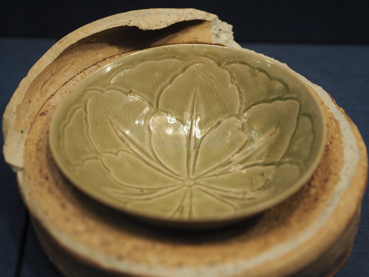 [北宋] 越窑青釉莲瓣纹碗及匣钵 宁波市文物考古研究所藏