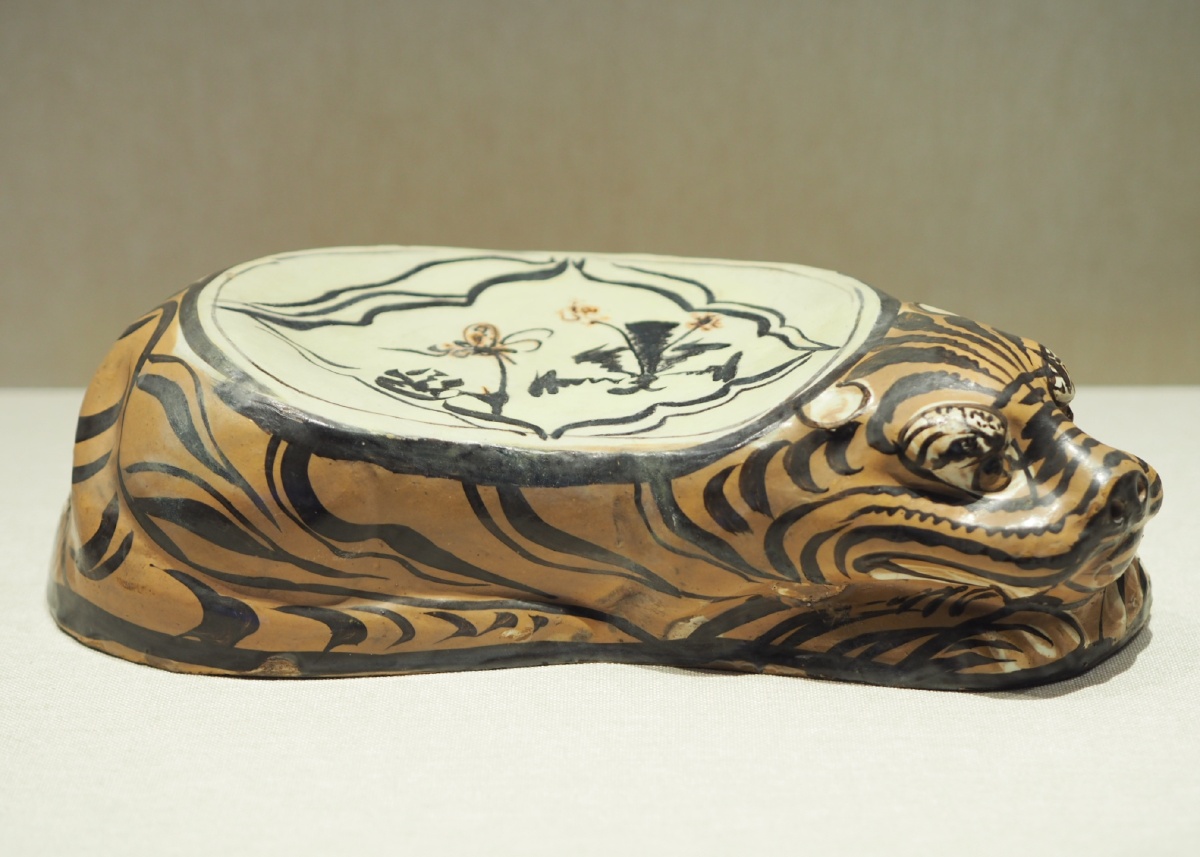 金白地黑褐彩开光花卉纹虎枕深圳博物馆藏