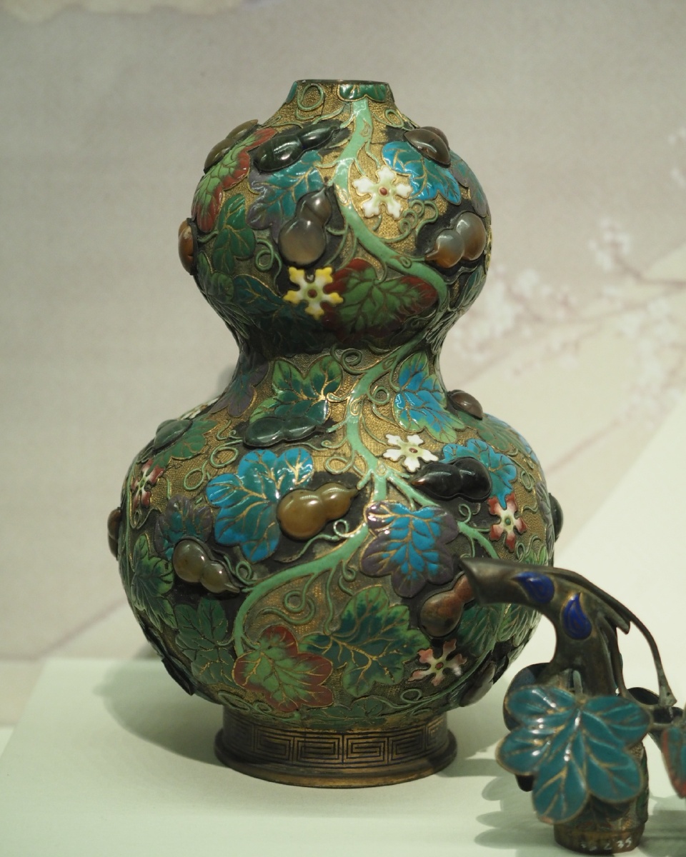 清乾隆透明珐琅嵌玛瑙葫芦瓶沈阳故宫博物院藏