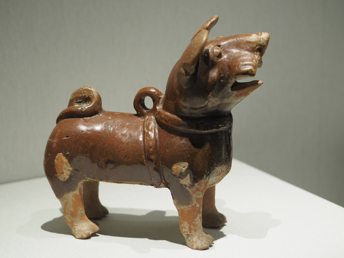 东汉褐釉陶狗深圳博物馆藏