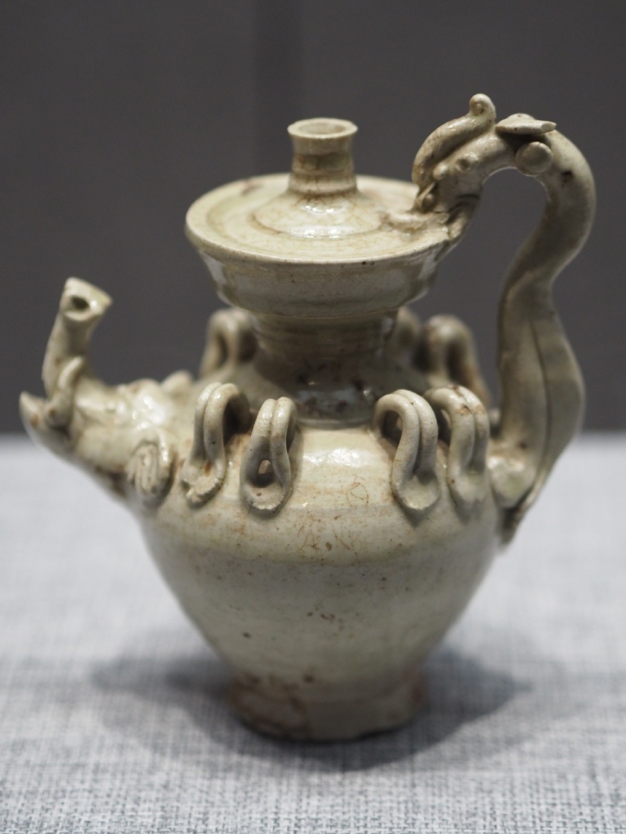 [隋] 白釉象柄龙首壶 河南博物院藏