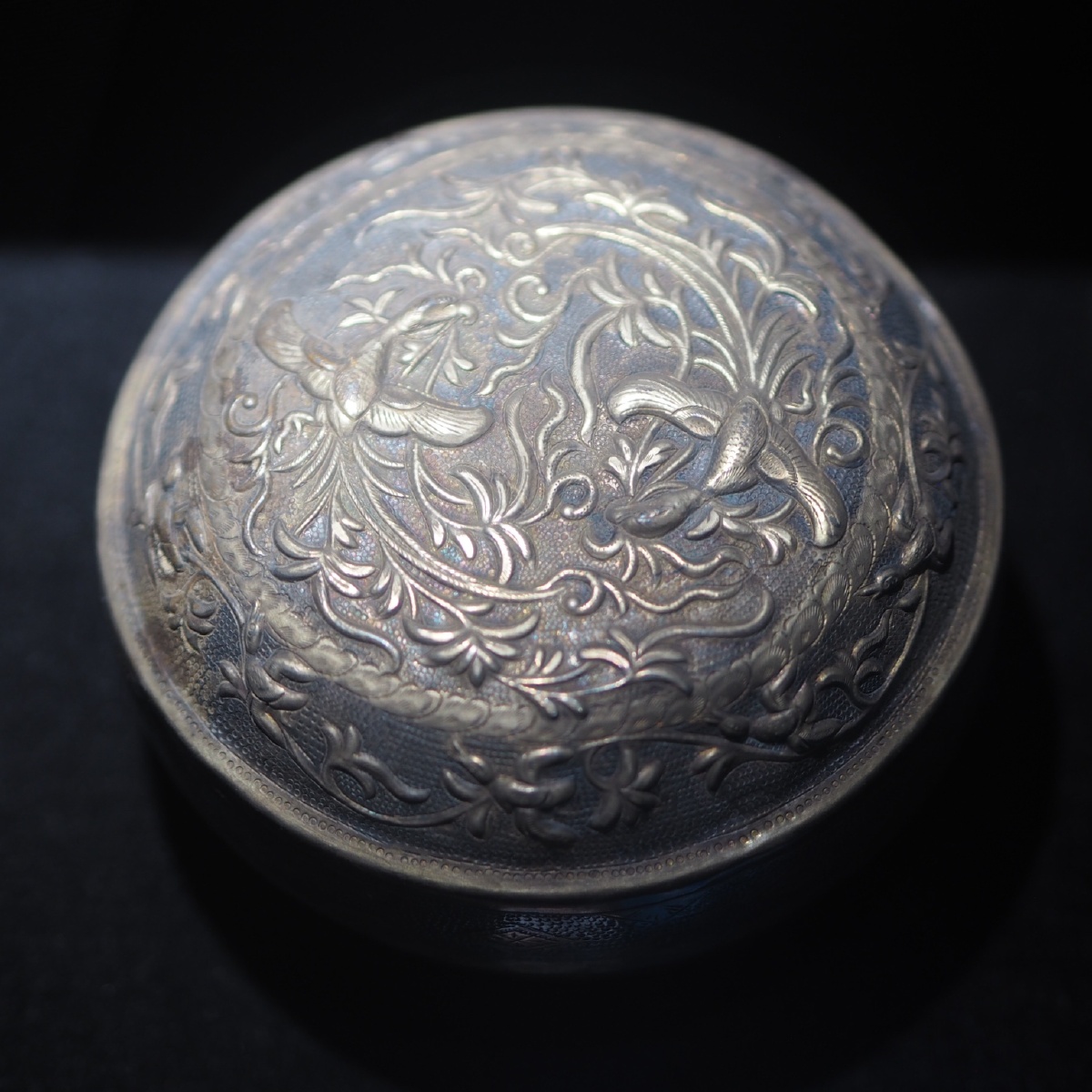 唐鎏金双鹦鹉纹莲瓣形带盖银盒镇江博物馆藏