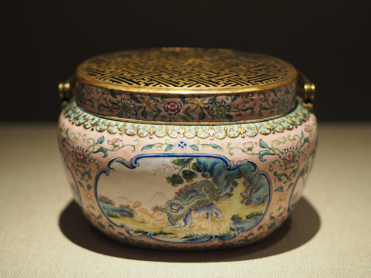 清画珐琅开光鸟兽椭圆手炉沈阳故宫博物院藏