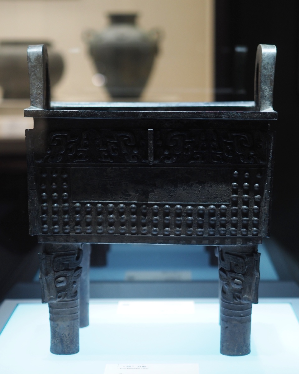 商双耳方鼎辽宁省博物馆藏