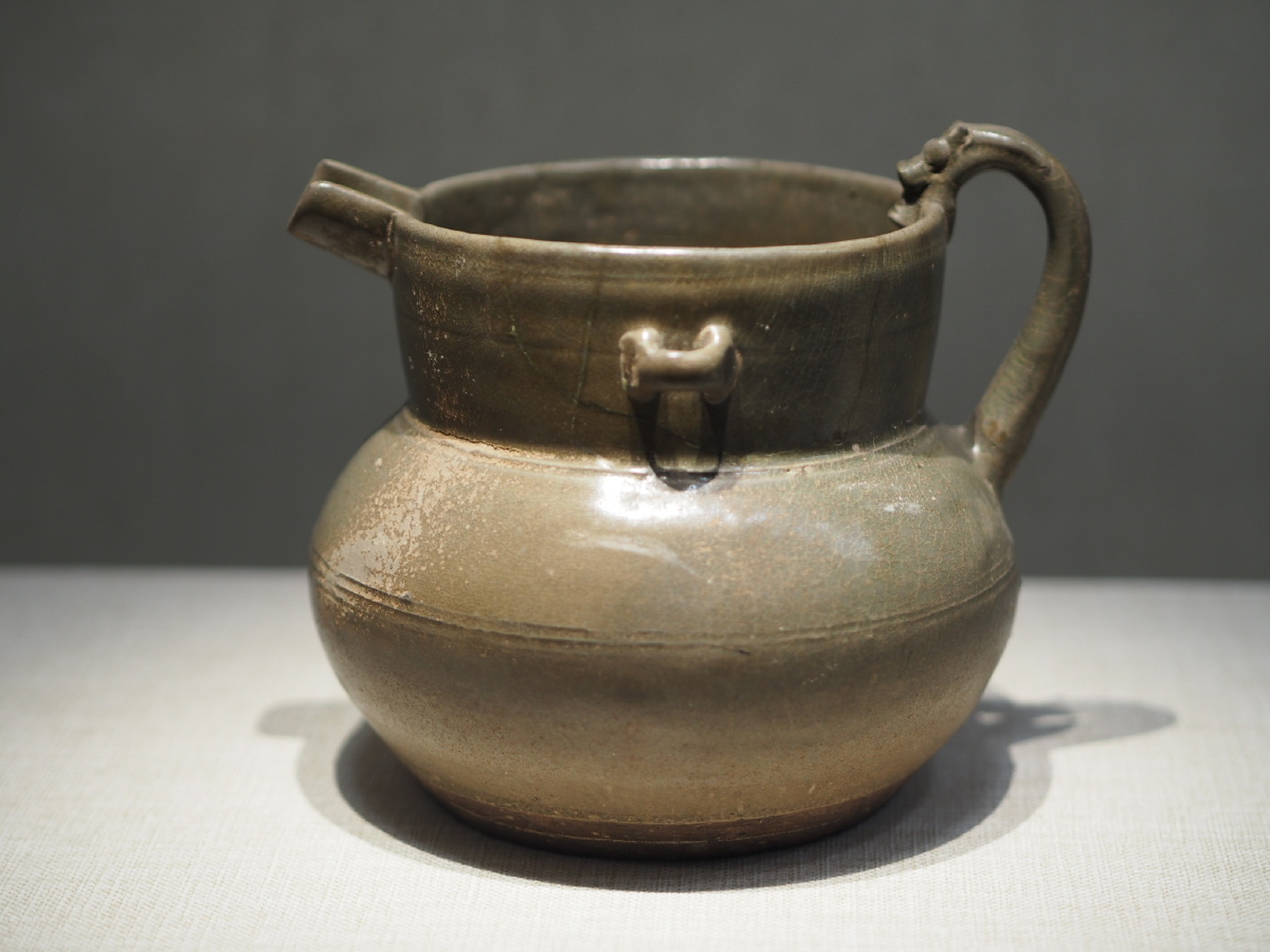 东晋宜兴窑青釉龙首把直流瓷尊镇江博物馆藏