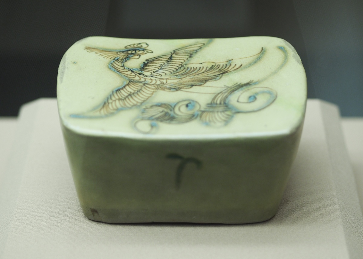 唐长沙窑青釉褐彩飞凤纹枕上海博物馆藏