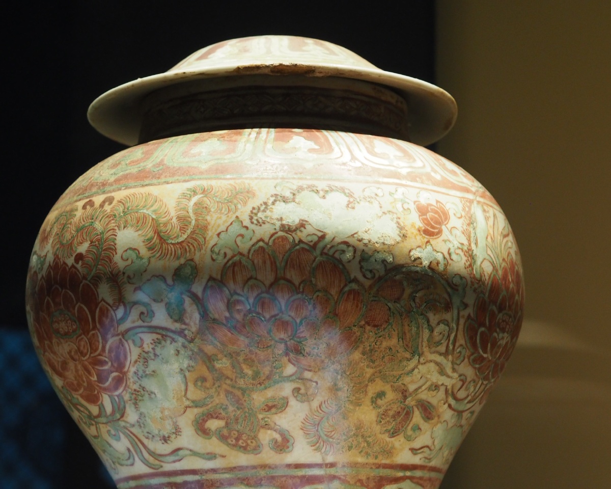 明红绿彩缠枝莲池纹盖罐平武报恩寺博物馆藏