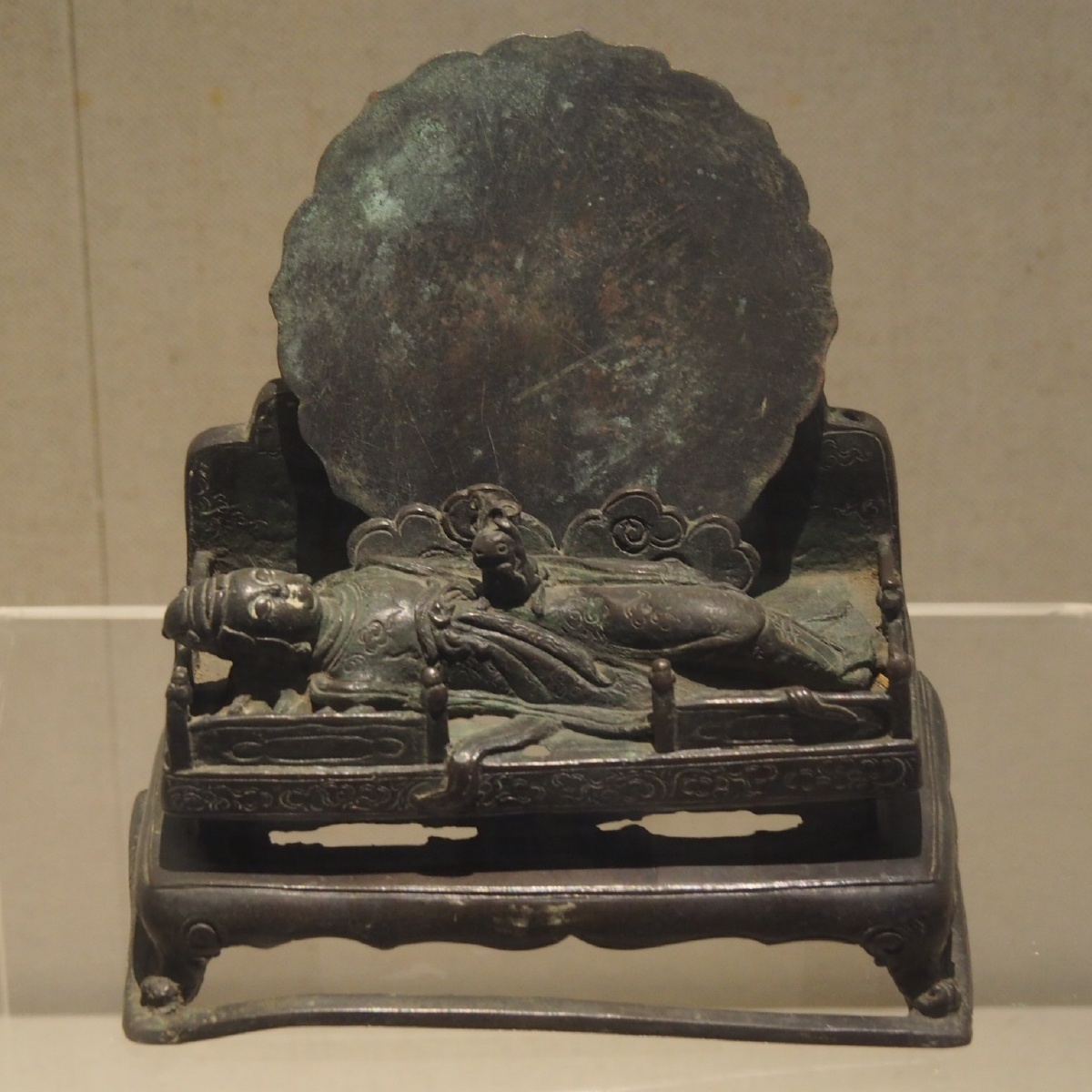 明嫦娥卧榻形铜镜架汕头市博物馆藏