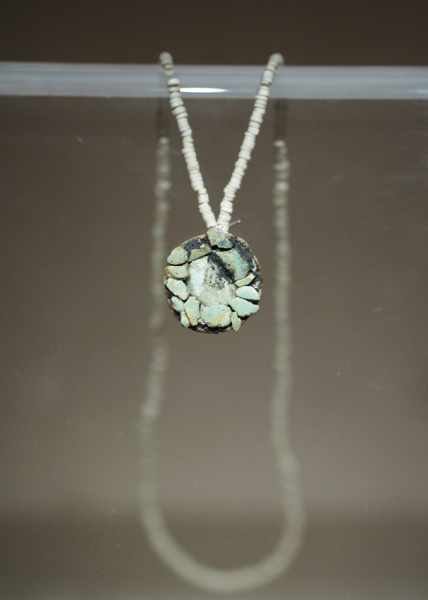 [新石器时代] 陶托绿松石颈饰 宁夏博物馆藏