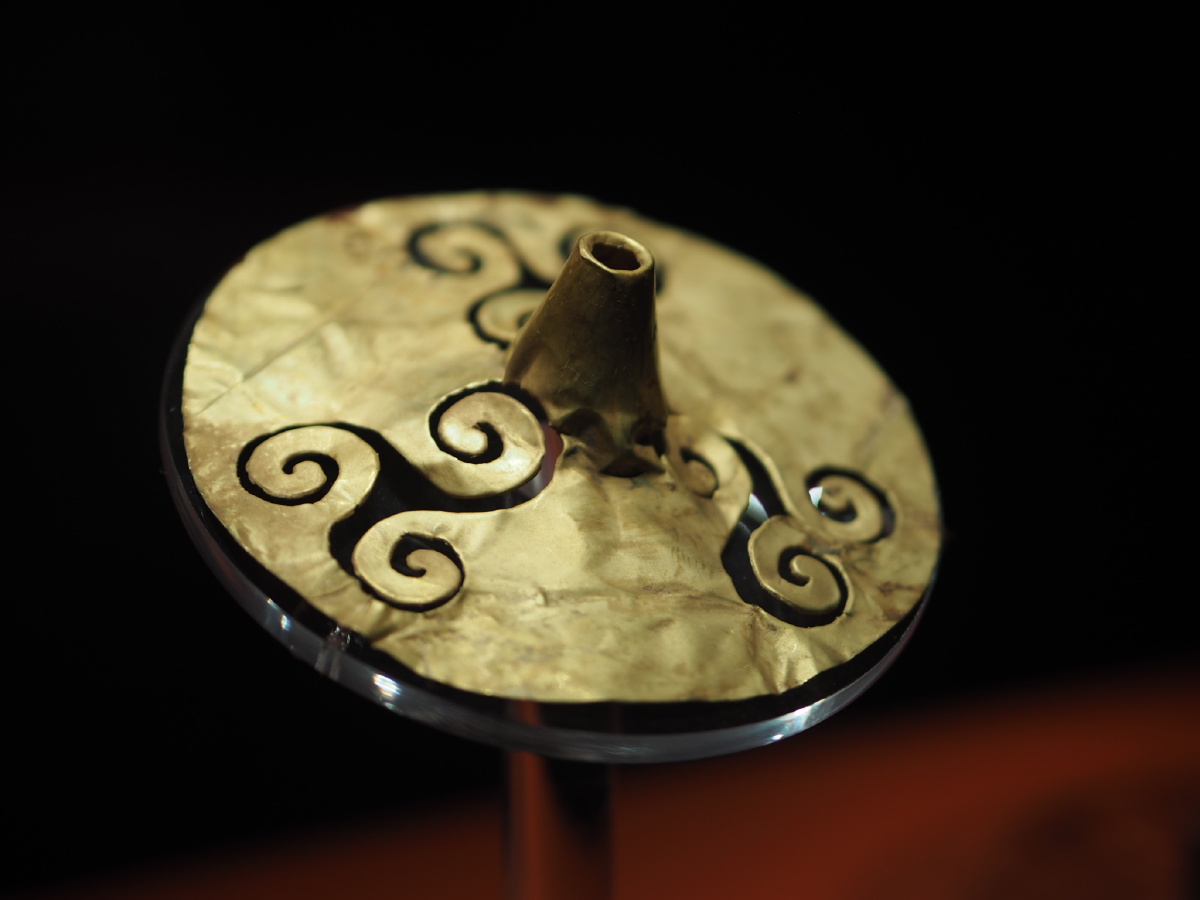 古蜀国镂空喇叭形金器金沙遗址博物馆藏