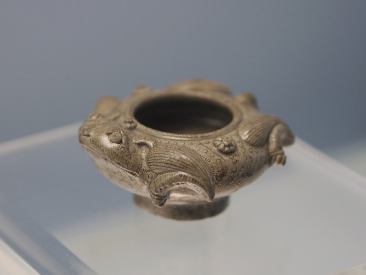 [西晋] 青釉蛙形水盂 上海博物馆藏