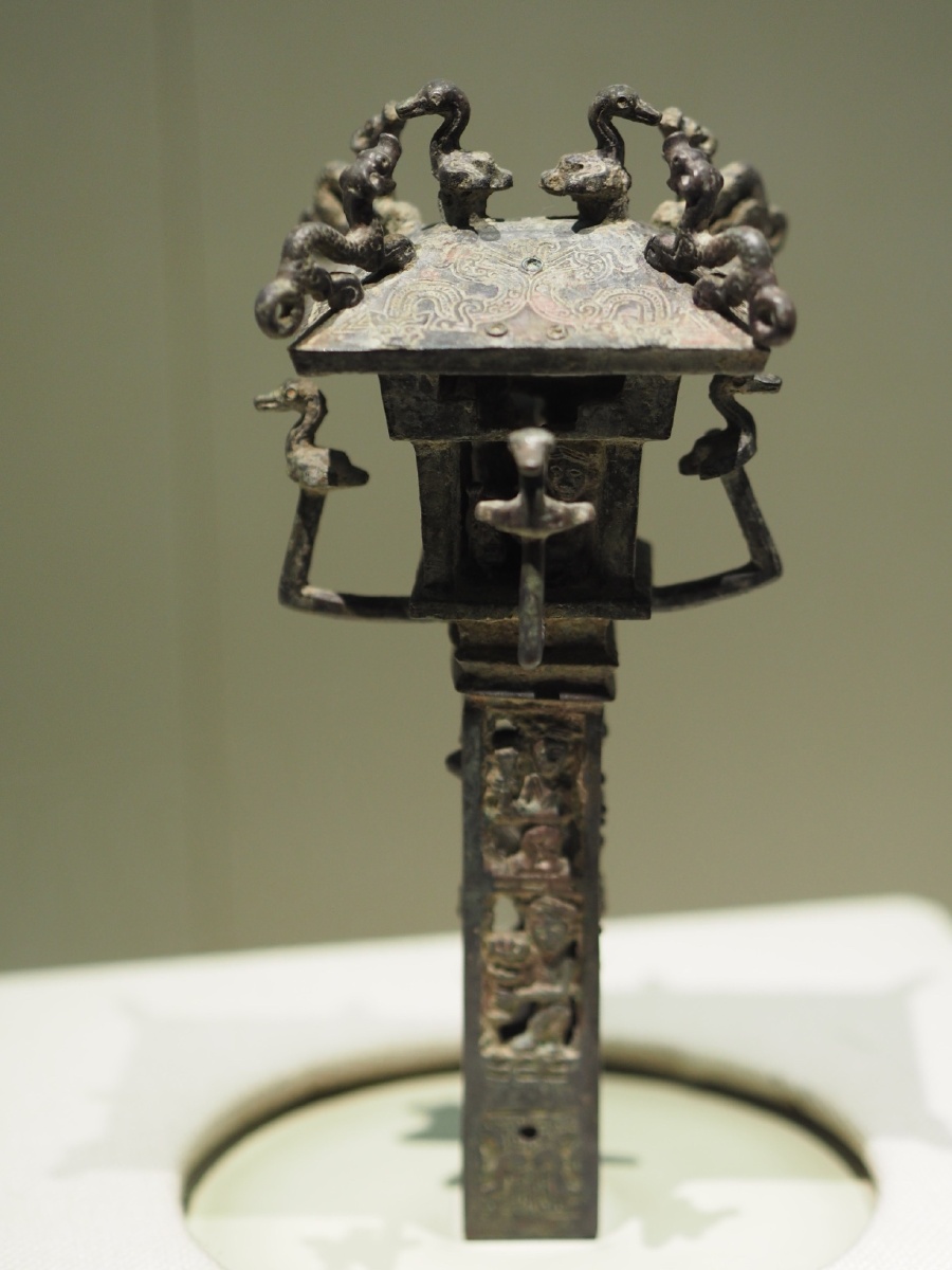 战国燕楼阙形镂空铜饰件河北博物院藏