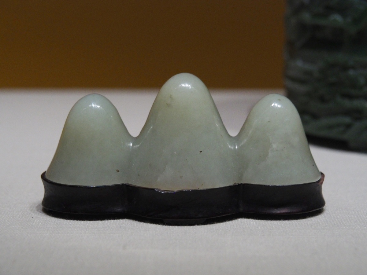 清乾隆青玉三峰笔架故宫博物院藏