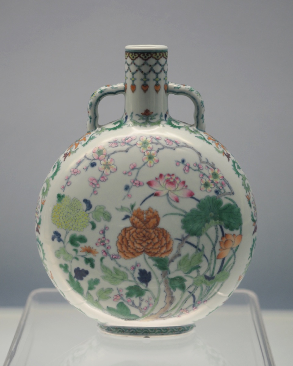 清雍正景德镇窑斗彩花卉纹双耳扁瓶上海博物馆藏