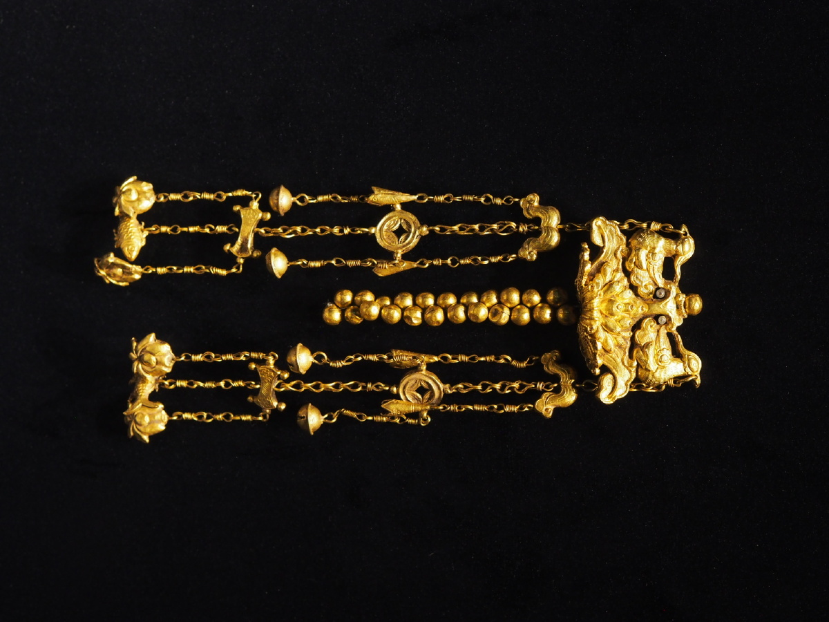 明金鸳鸯胸佩四川省文物考古研究院藏