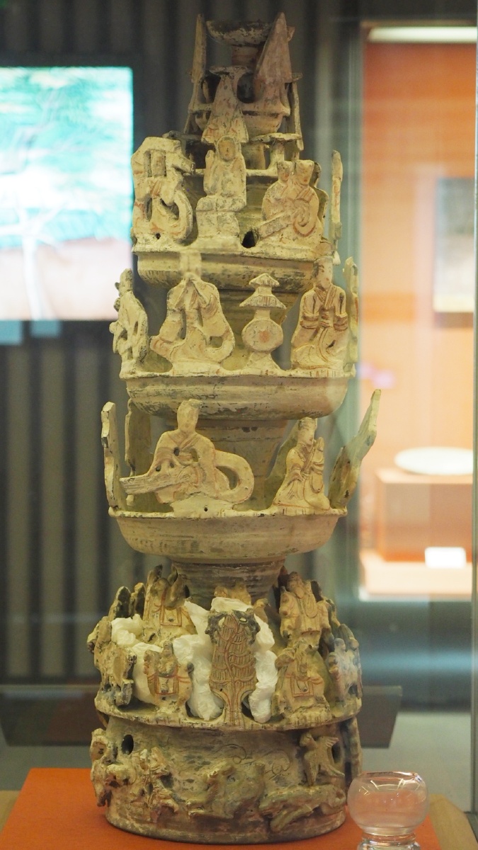 东汉彩绘陶神灯涿州博物馆藏