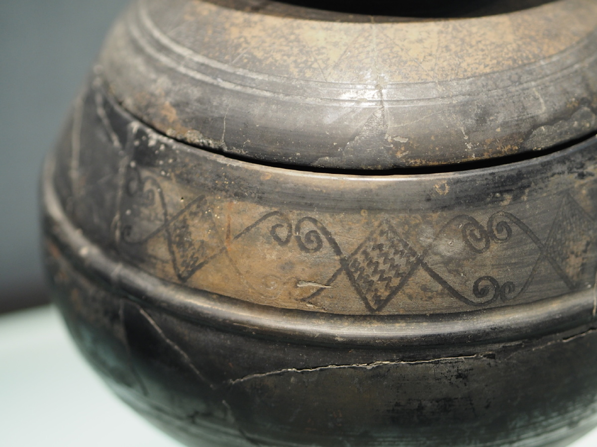 [战国·中山国] 磨光压划纹黑陶盖豆 河北博物院藏