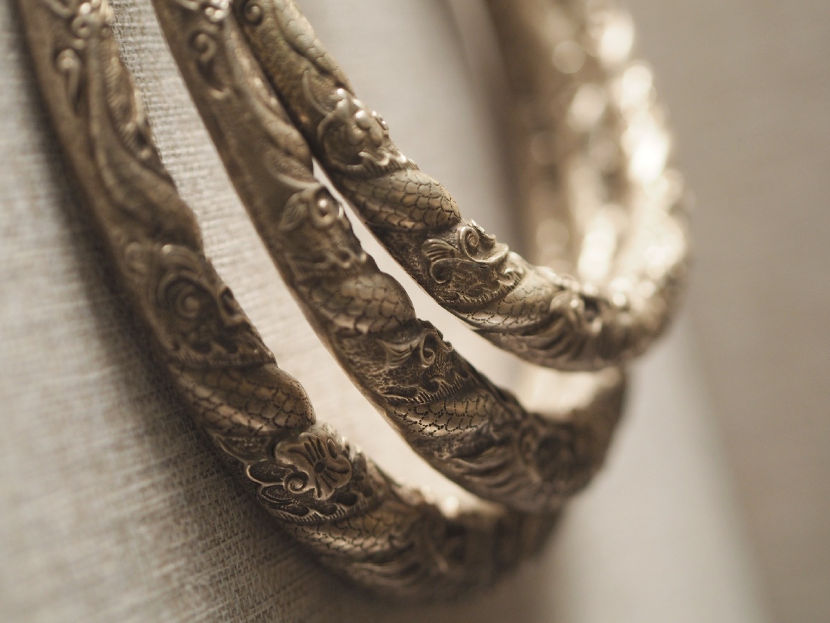 民国苗族双龙抢珠纹錾花三穿银项圈桂林博物馆藏