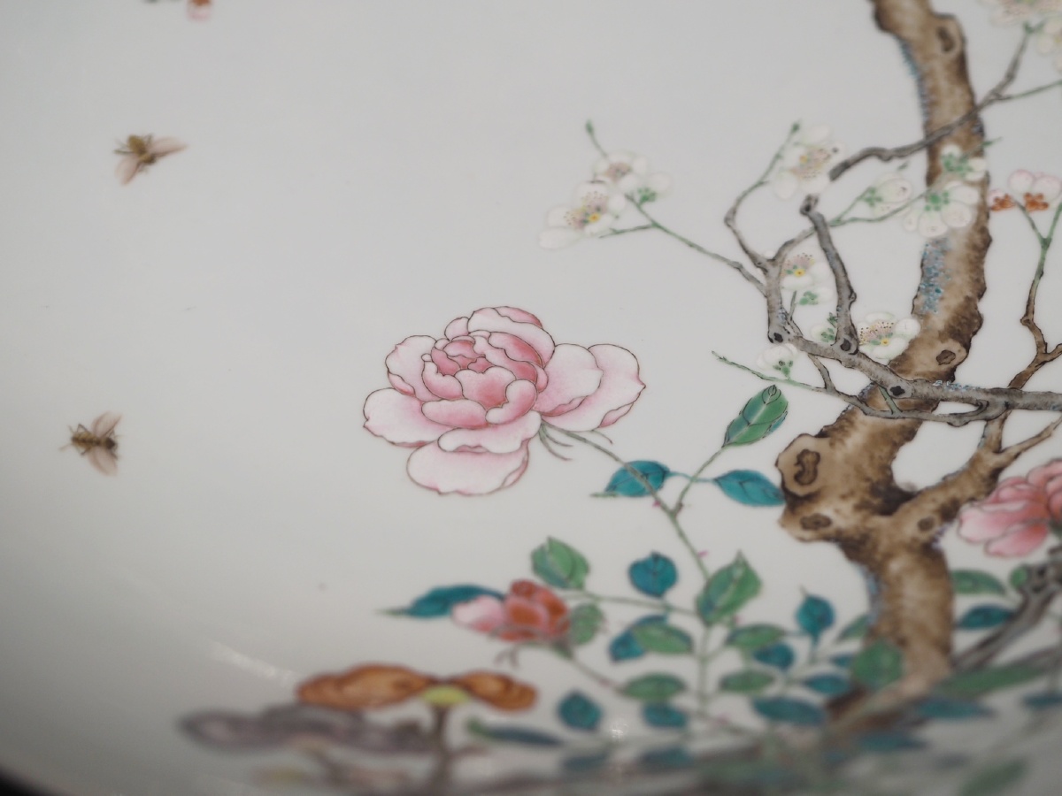 清雍正粉彩过枝月季梅花大盘保利艺术博物馆藏