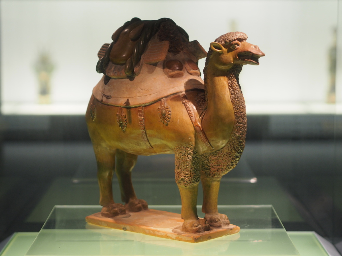 隋彩色釉陶骆驼上海博物馆藏