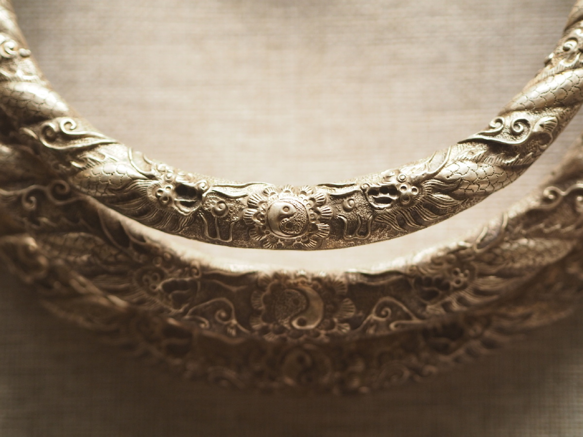民国苗族双龙抢珠纹錾花三穿银项圈桂林博物馆藏
