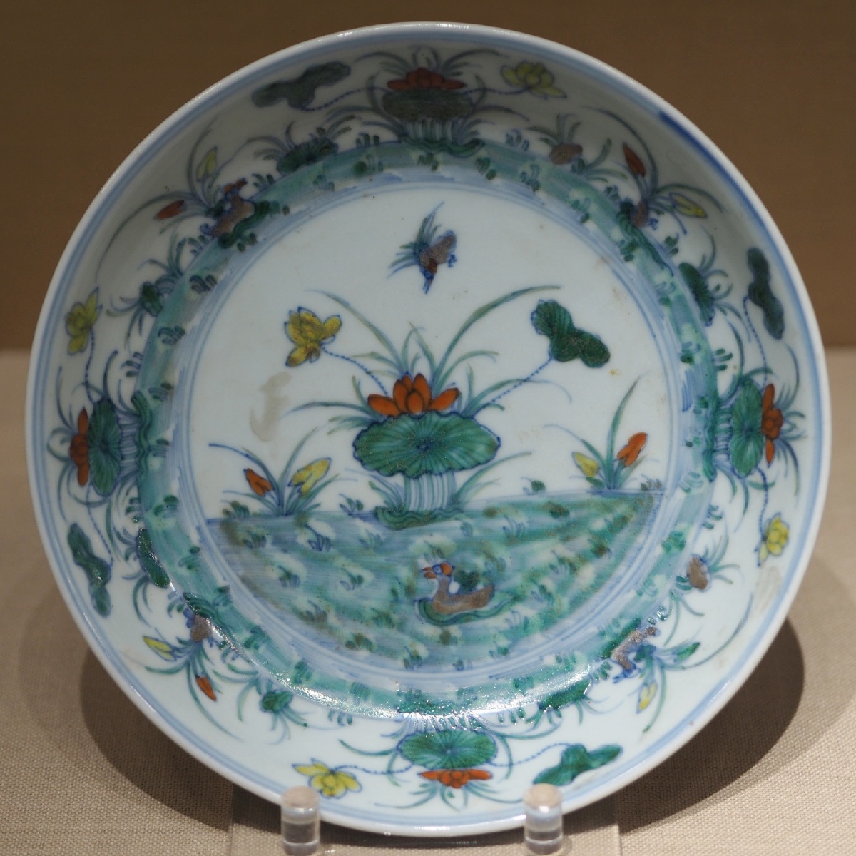 [清] 粉彩莲花纹盘 宁夏博物馆藏