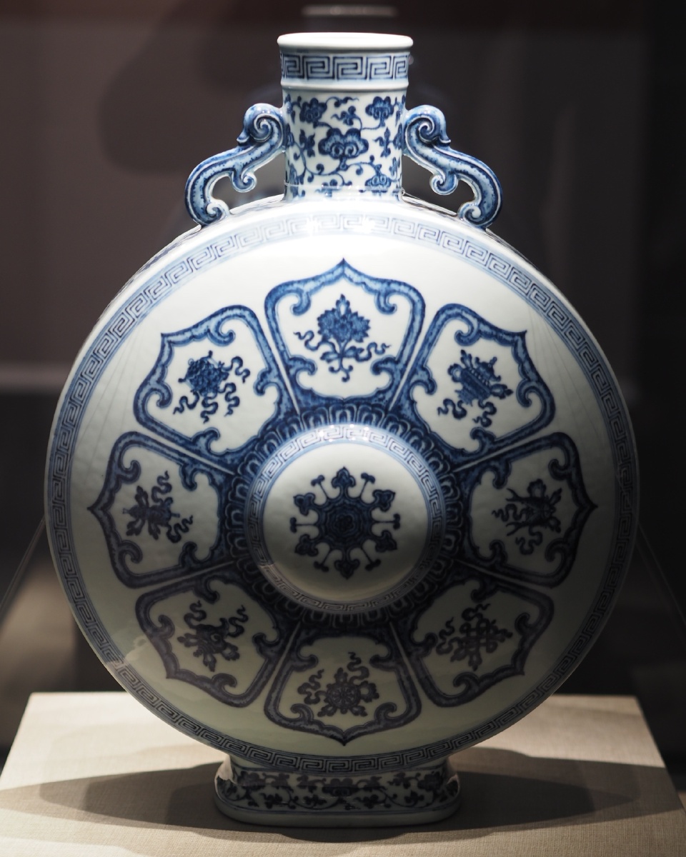 清乾隆青花绶带瓷扁壶镇江博物馆藏