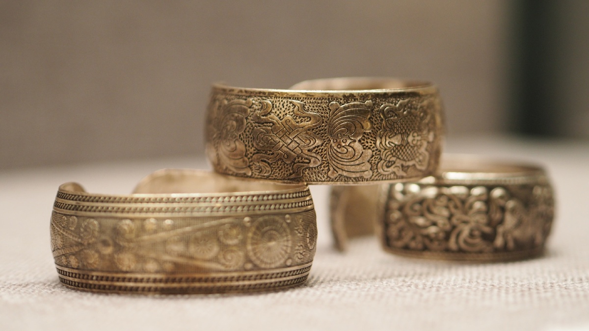 [二十世纪] 瑶族宽边银手镯 桂林博物馆藏