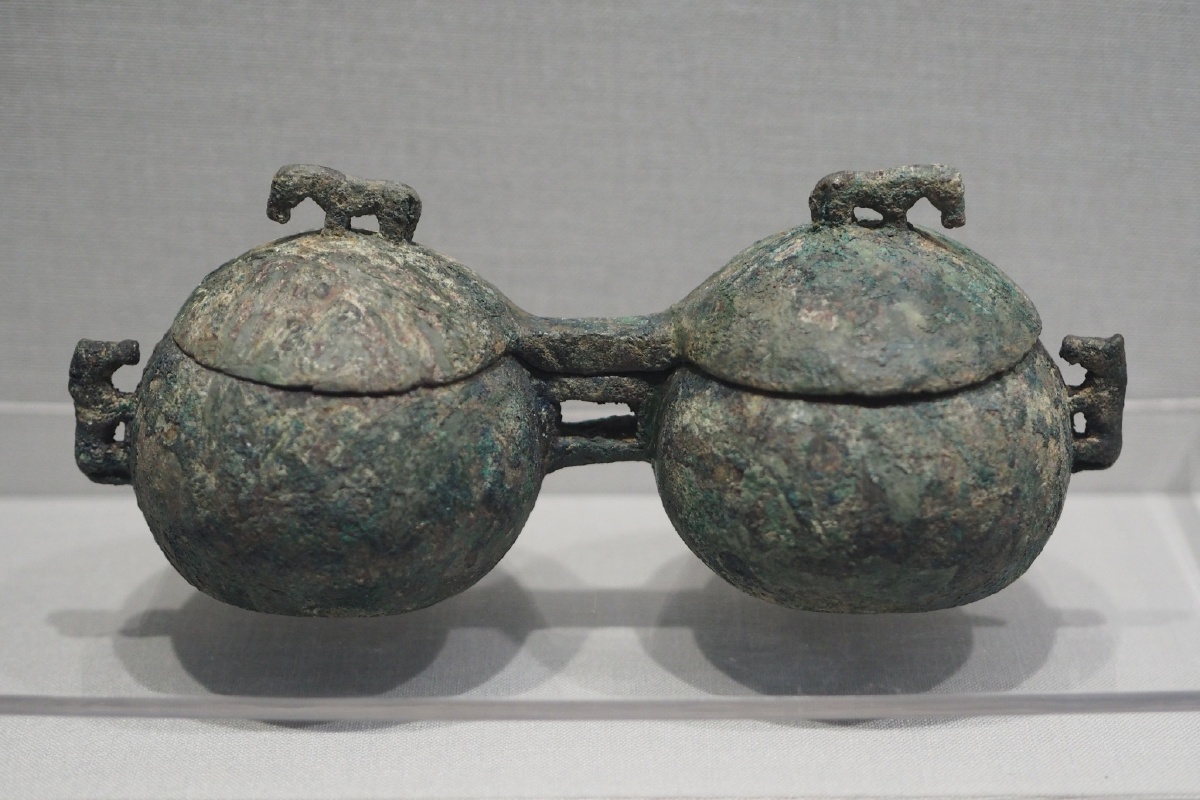 [春秋] 马钮马耳双连青铜罐 内蒙古博物院藏