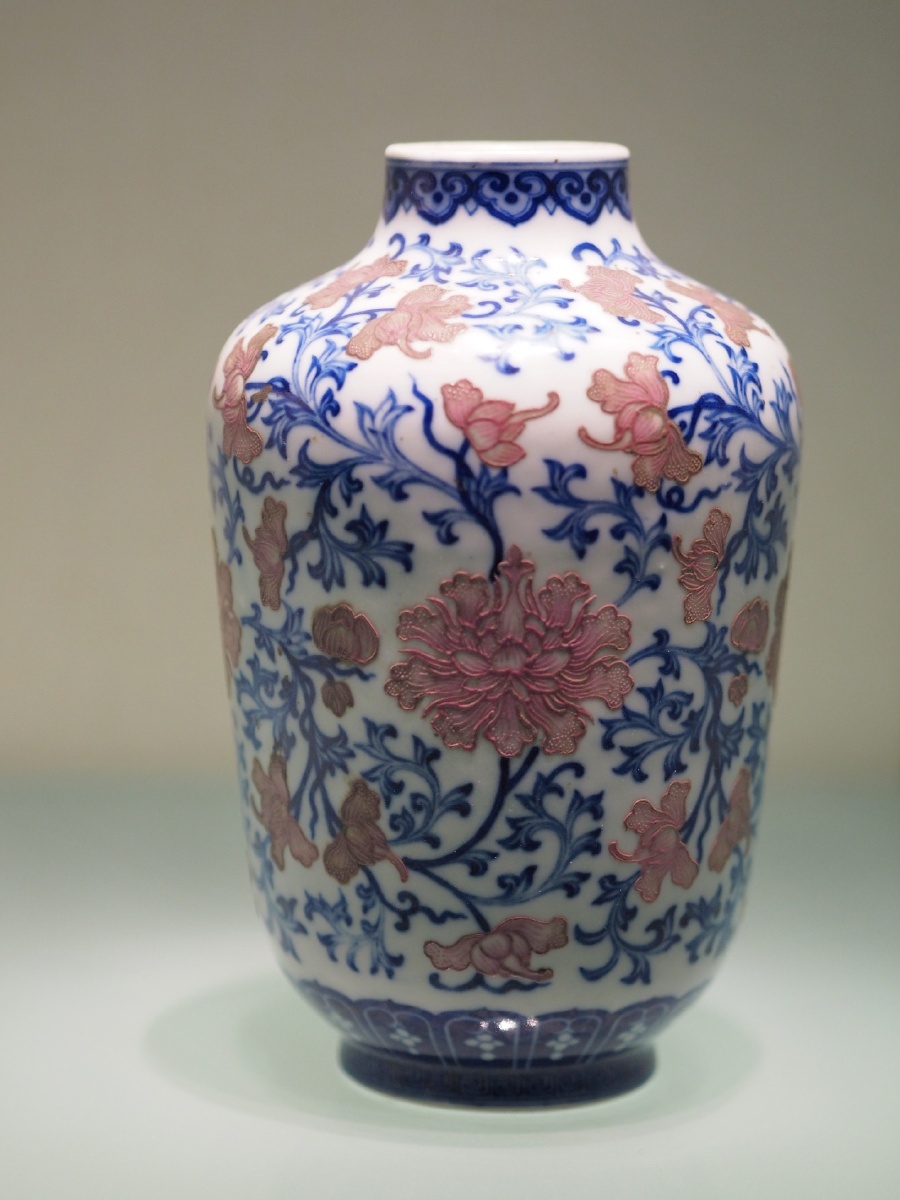 [清·乾隆] 青花红彩瓶 河北博物院藏