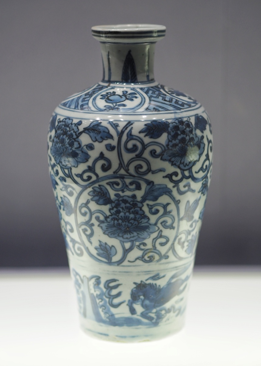 明万历青花缠枝牡丹纹梅瓶桂林博物馆藏