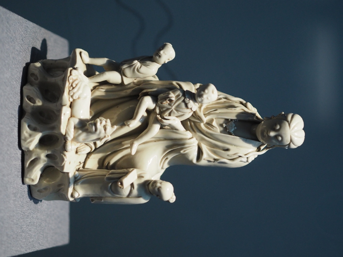 [明] 德化窑白釉送子观音坐像 福建博物院藏