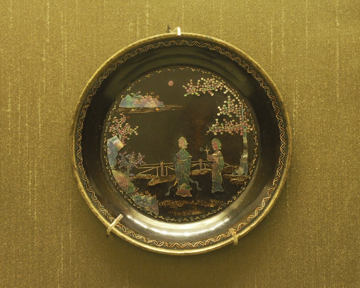 明黑漆嵌螺钿仕女盘苏州博物馆藏